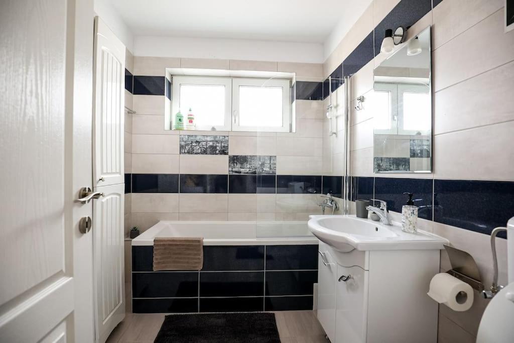 Modern Condo With Parking, Sibiu Exterior foto